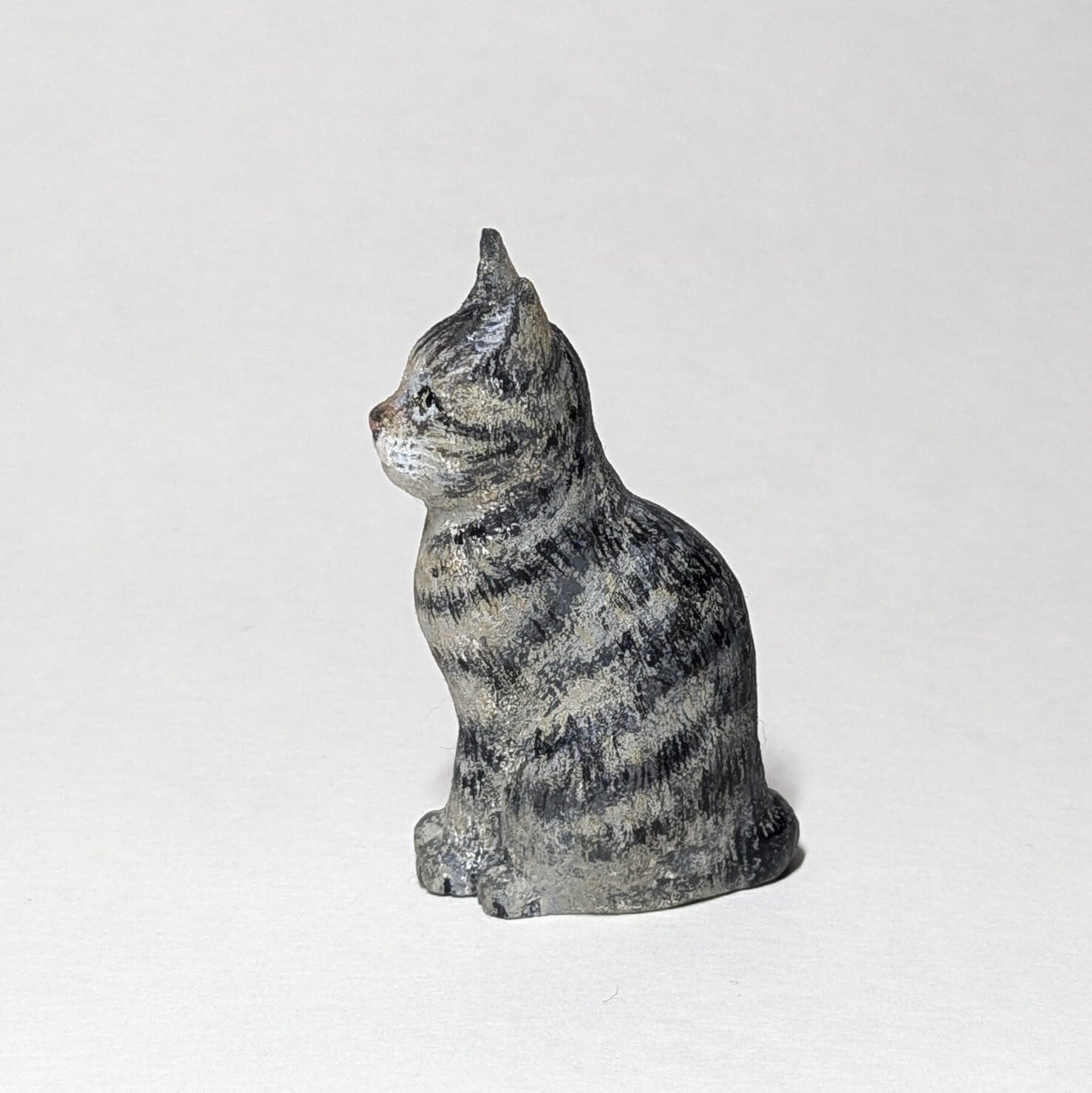 小さな木彫り猫〈おすわり(キジ)〉 | ATELIER CORAL