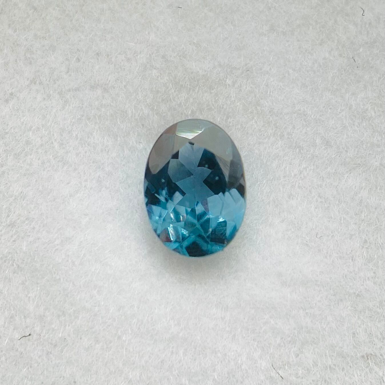 魅惑的な変色ベキリーブルーガーネット