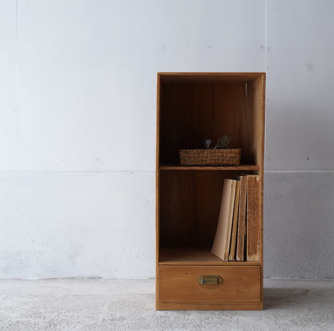 引き出しのついた木製棚