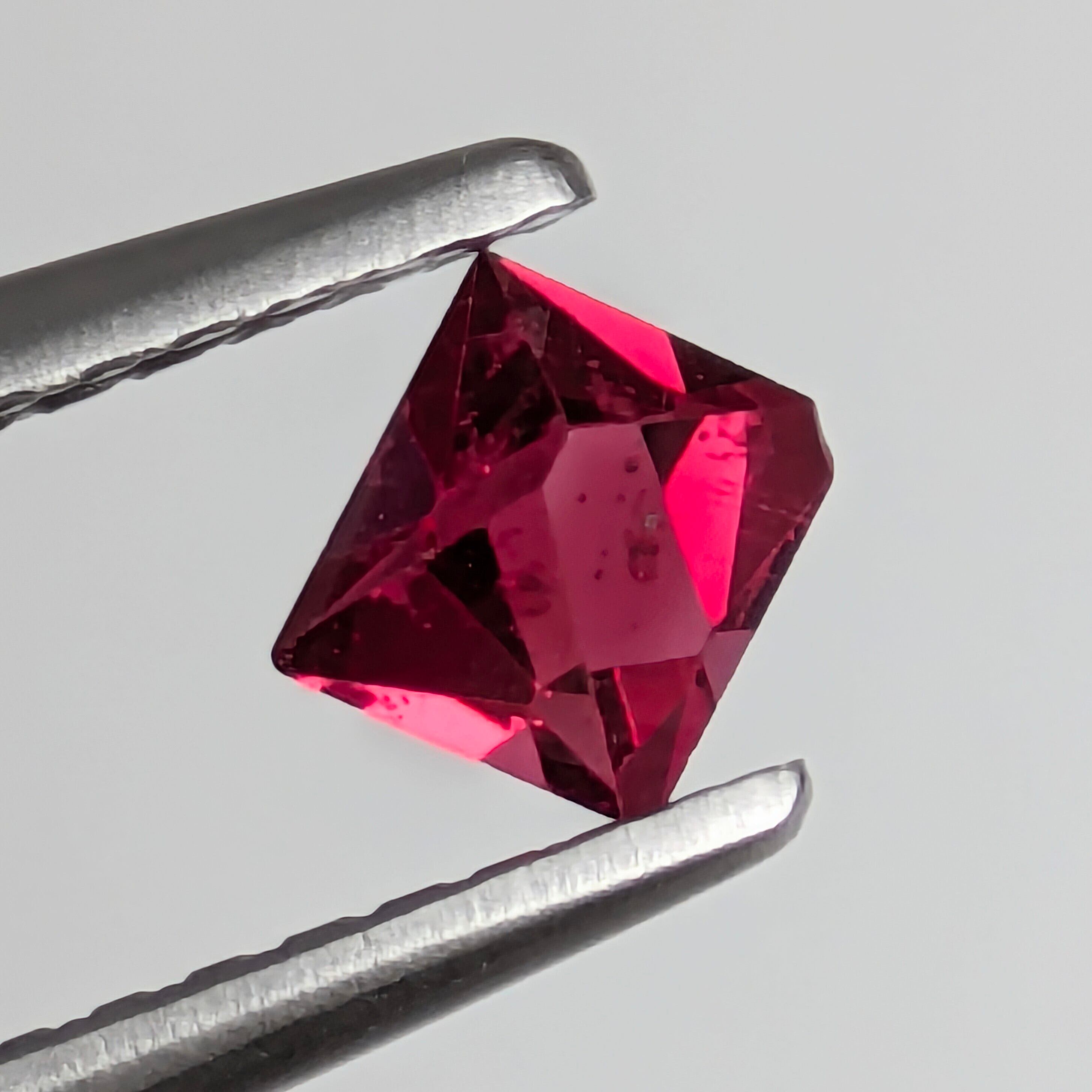 スピネル原石 ミャンマー・モゴック産【0.38ct】PRO208073 | Gem's