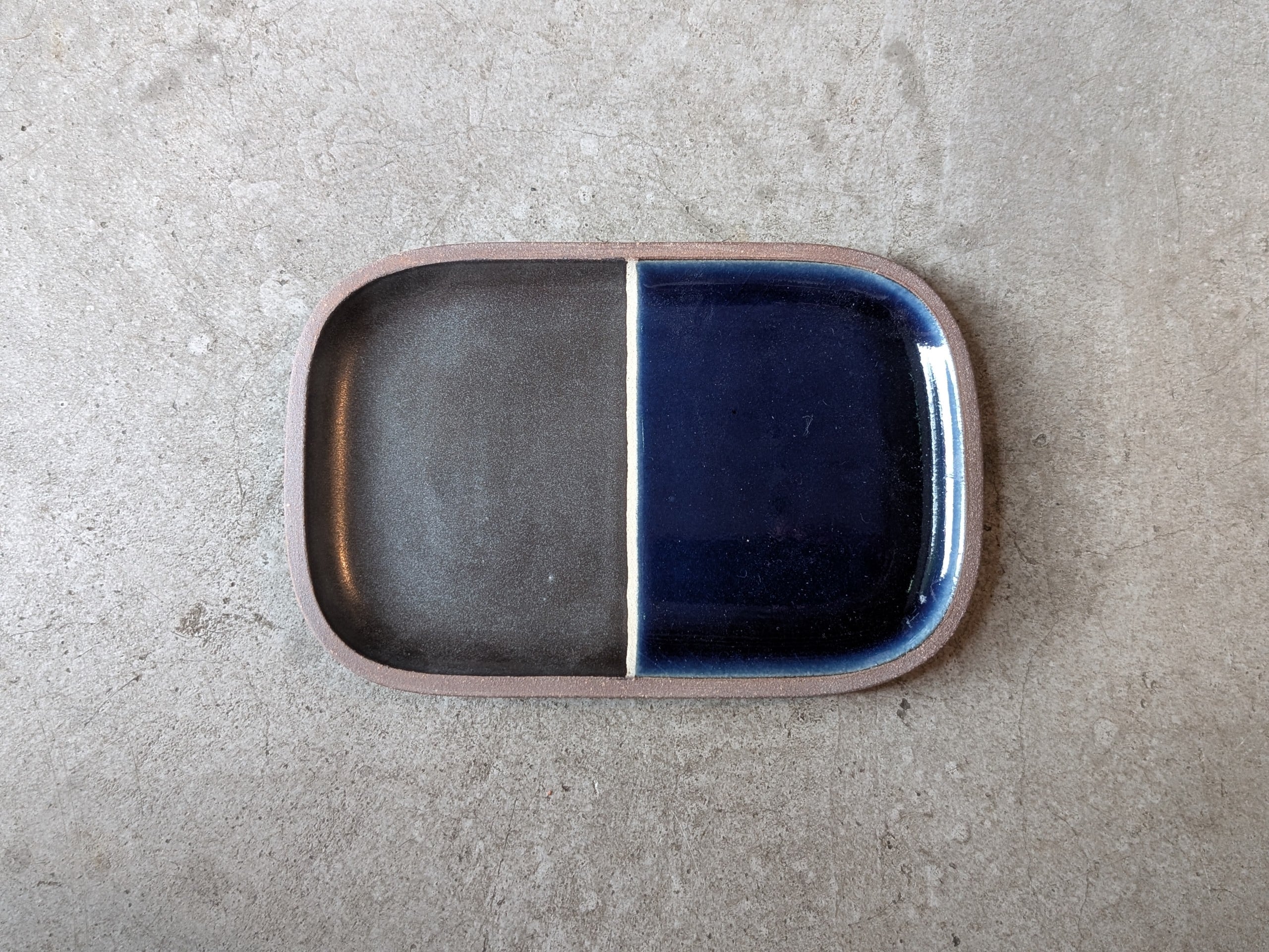 やちむん 角皿小 ／ ベントウ（黒∣呉須） | 一翠窯 | inoya | Basic