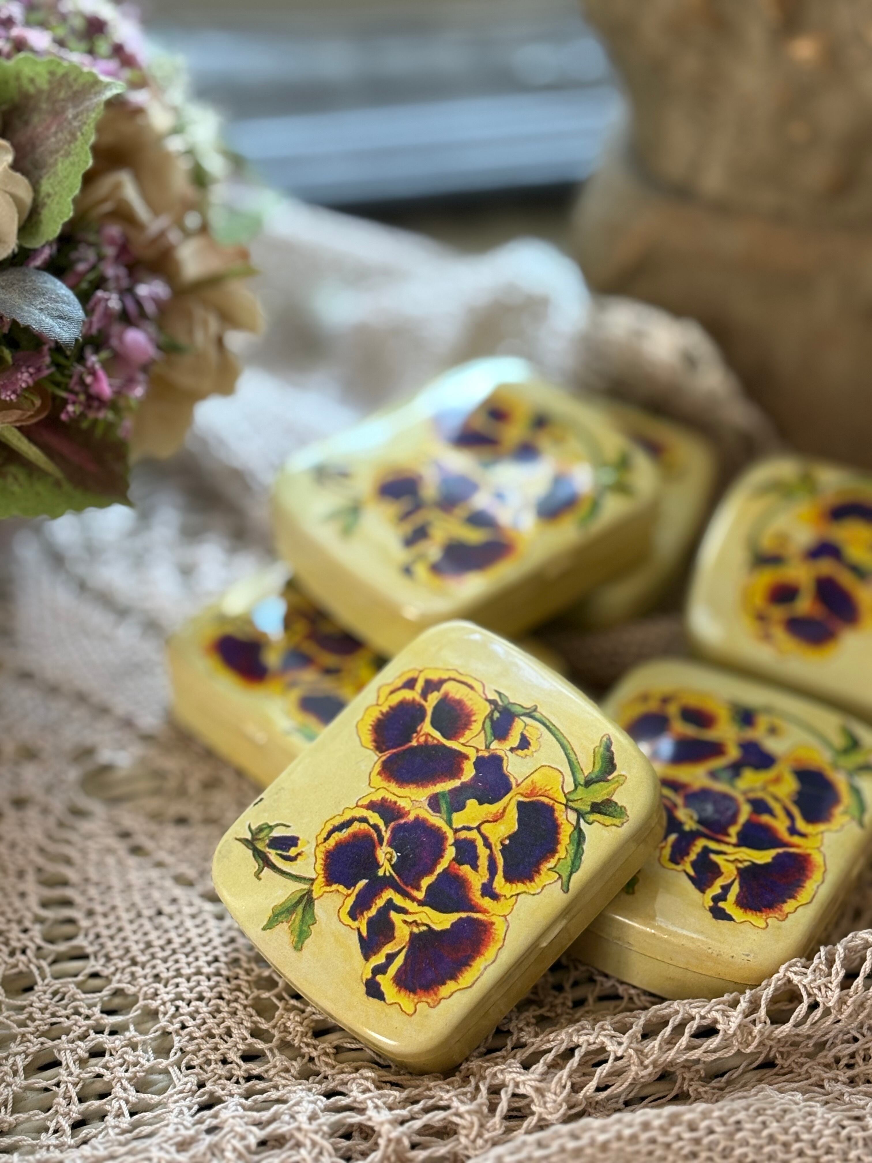 SALE スイス Vintage パンジー柄の小さなティン缶 デッドストック 撮影小物 インテリア小物 ヴィンテージ パンジー すみれ