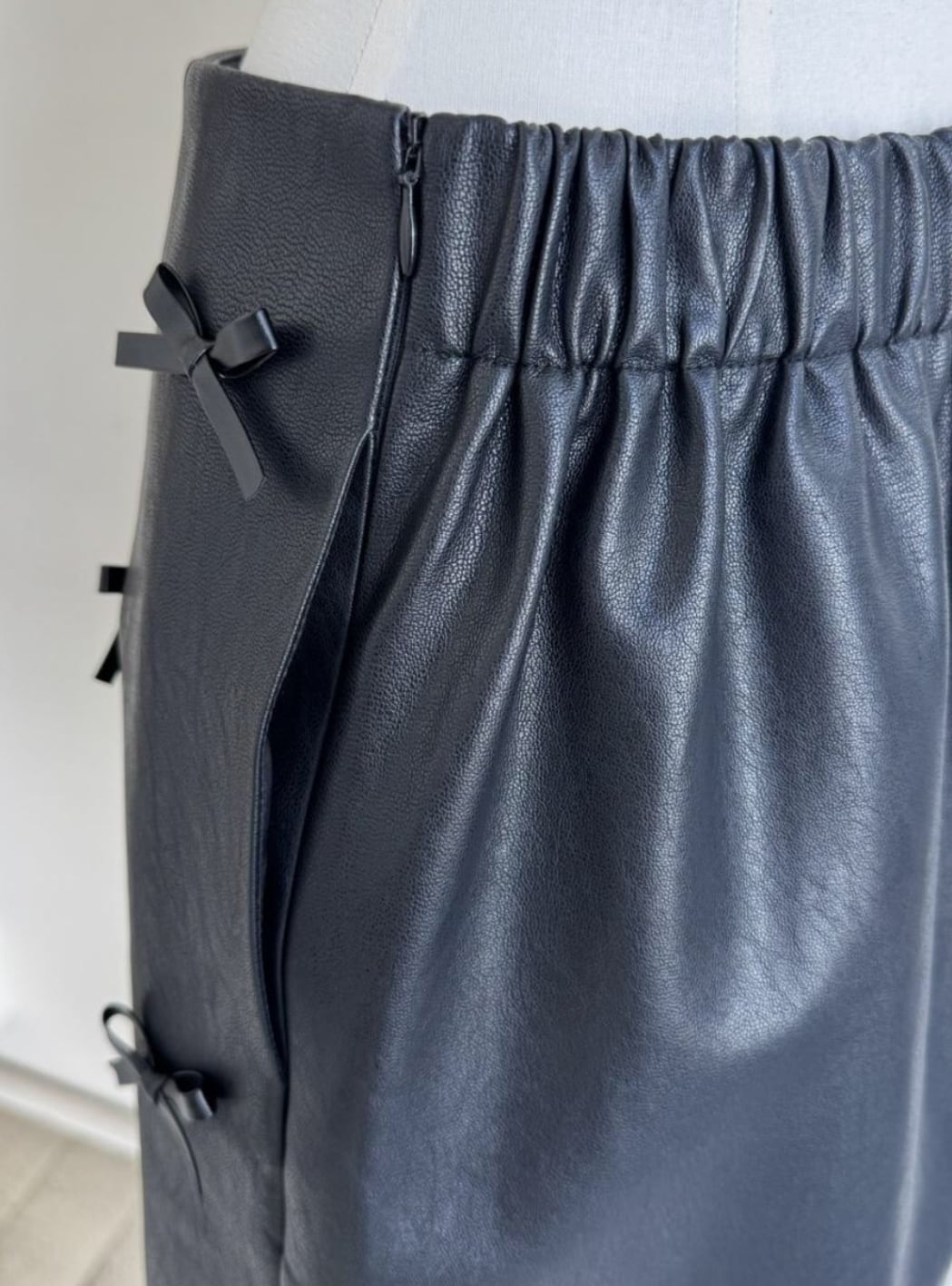 【anana】フェイクレザーミニスカート(リボン) a89-041