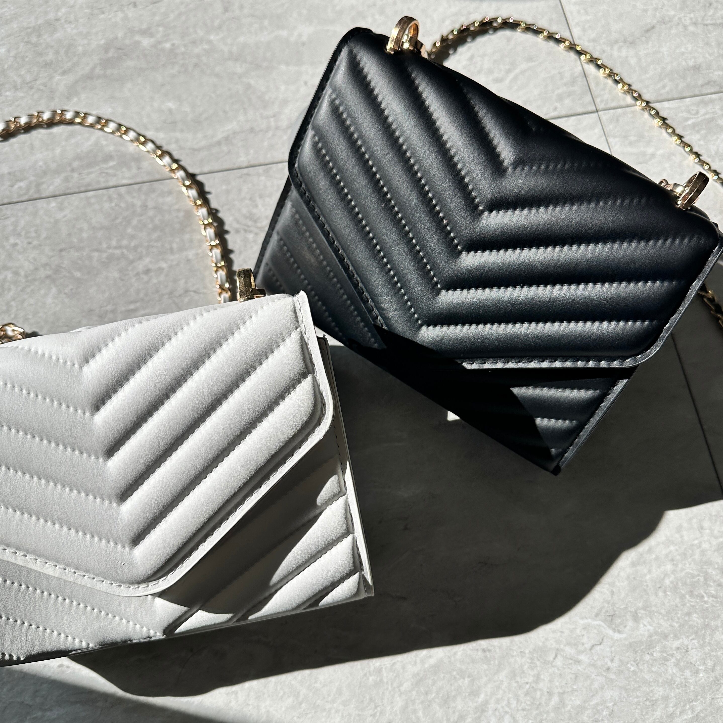 ブラック再入荷】 Vstitch chain shoulder bag【2カラー】 | GIENGE ブラック再入荷】 Vstitch chain shoulder bag【2カラー】 | GIENGE
