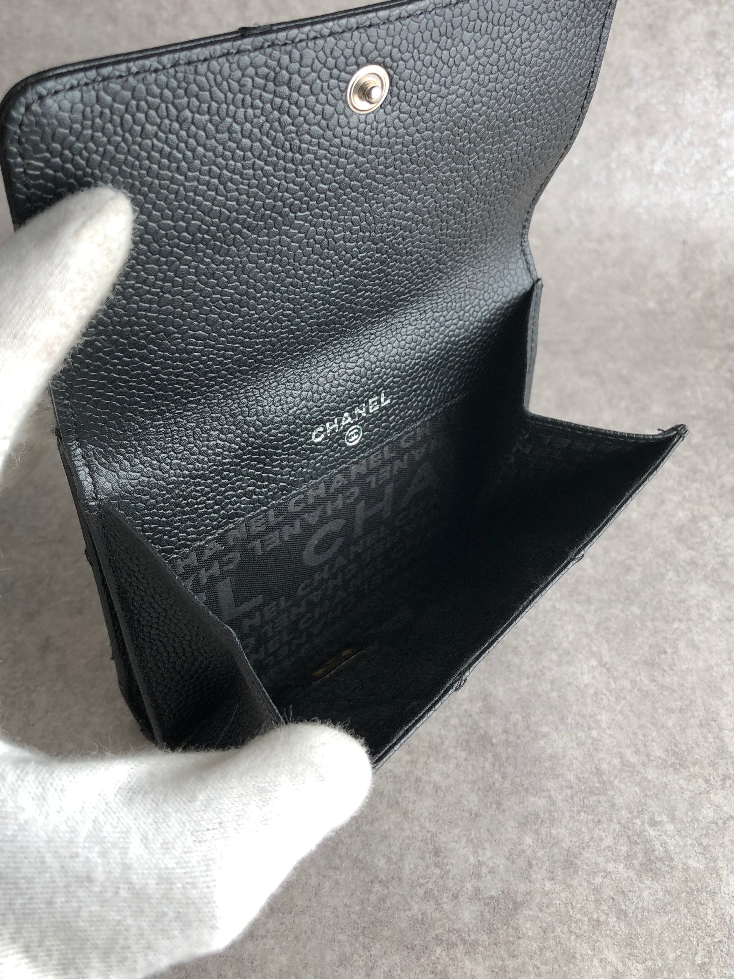 【お値下げ中】CHANEL チョコバー レザー黒 二つ折り財布 シール有 CHANEL（シャネル） チョコバー 二つ折り財布 ロゴ ココマーク 二