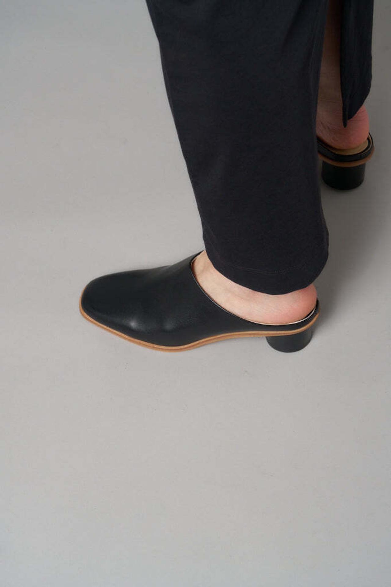 _Fot - wood heel mules_circle :Black|メープルウッドヒール/静かな輪郭のミュール