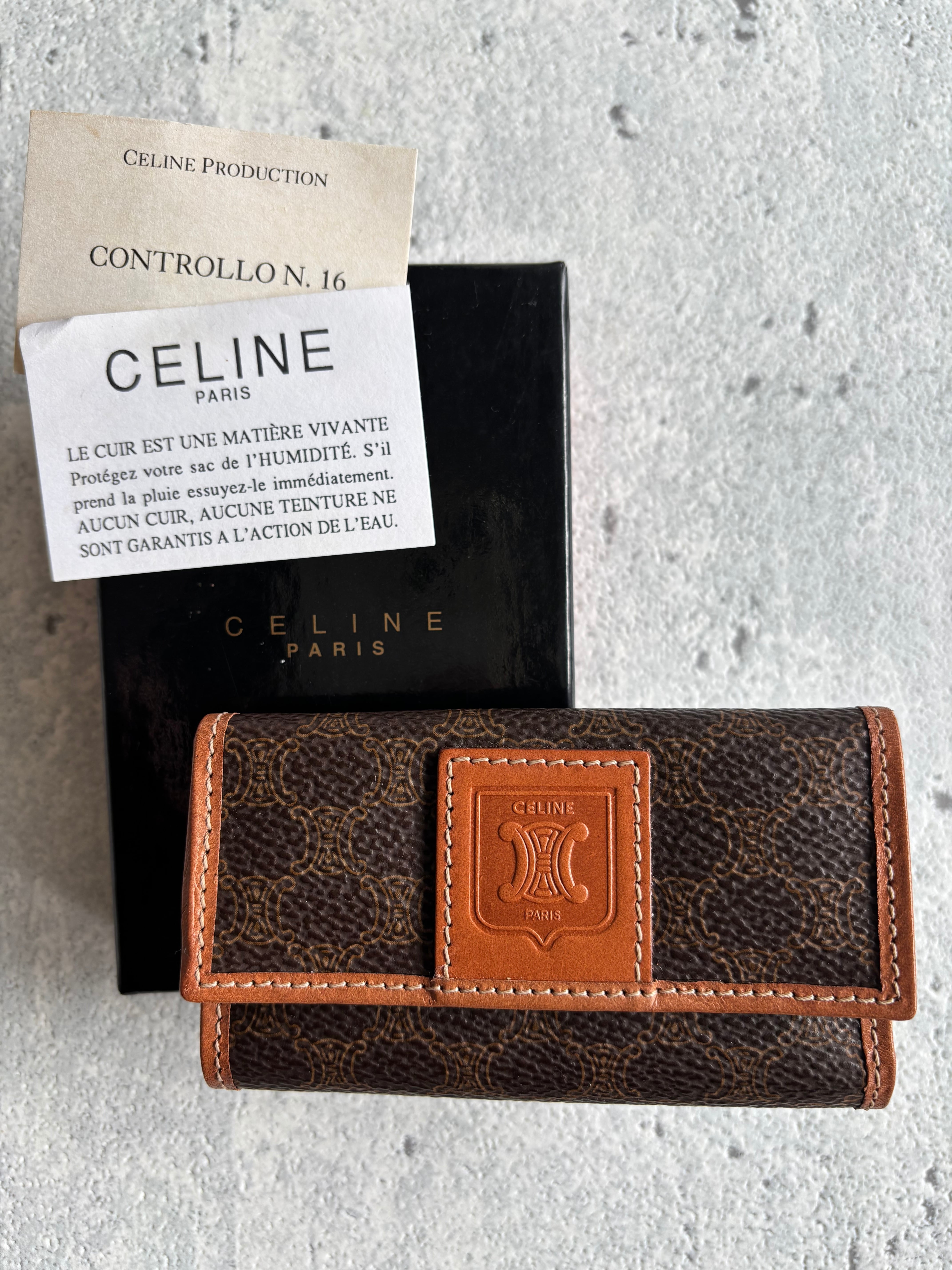 GIVENCHY 英字ロゴ型落し キャンバスレザー キーケース | Petit luxe