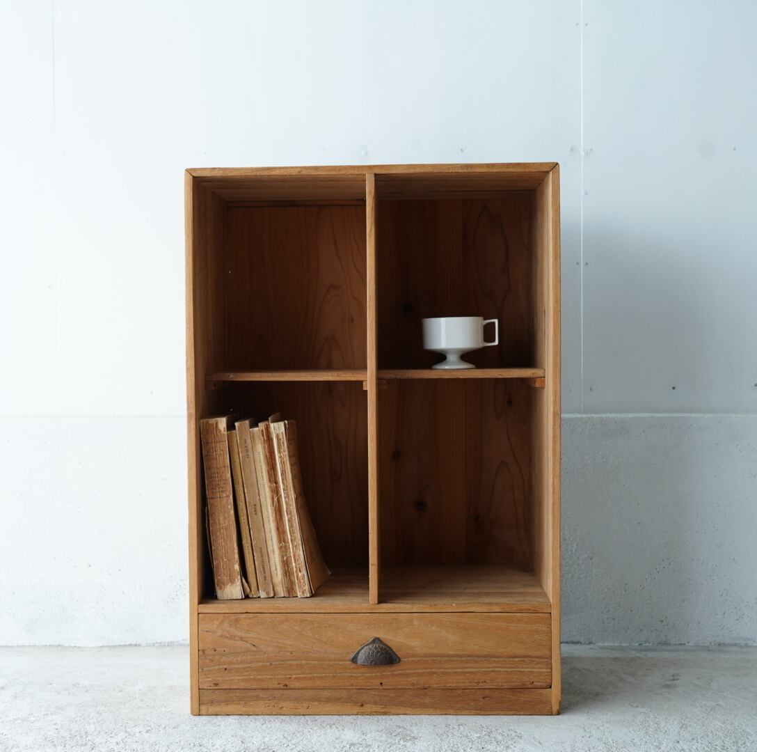 引き出しのついた木製棚