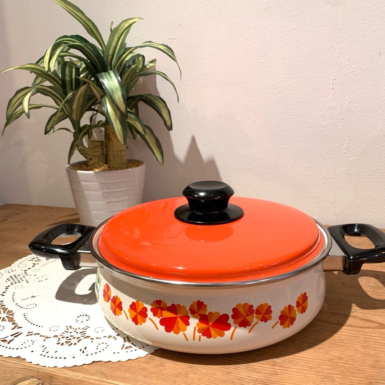 ミッチホーロー 浅型 ホーロー両手鍋 On the table サンコーウェアー