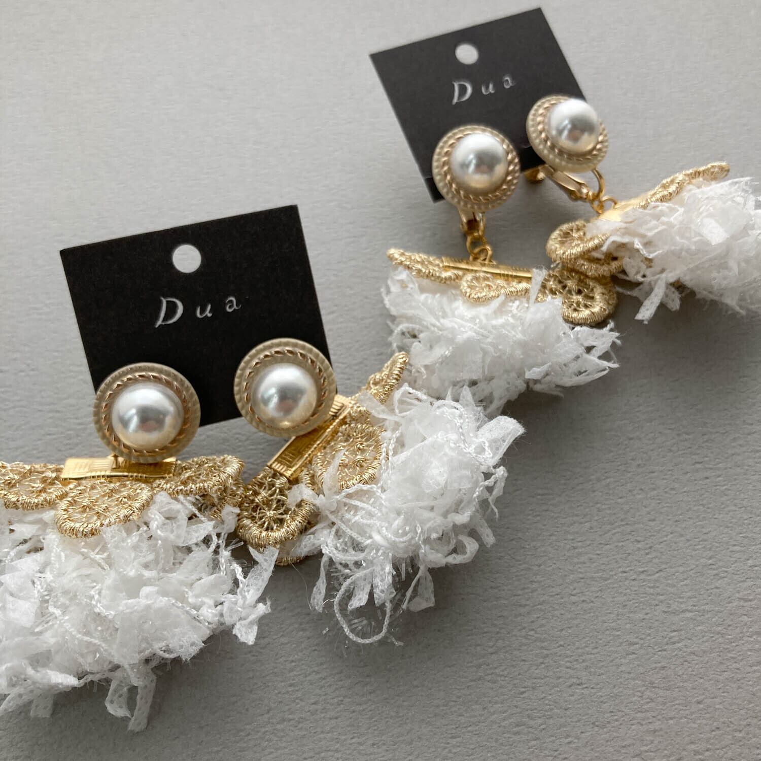 パールトップと白リボンタッセルの〈ピアス/イヤリング〉 | Dua