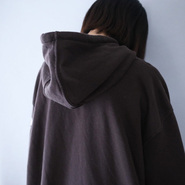 "Carhartt" sleeve logo printed over silhouette dark brown sweat parka