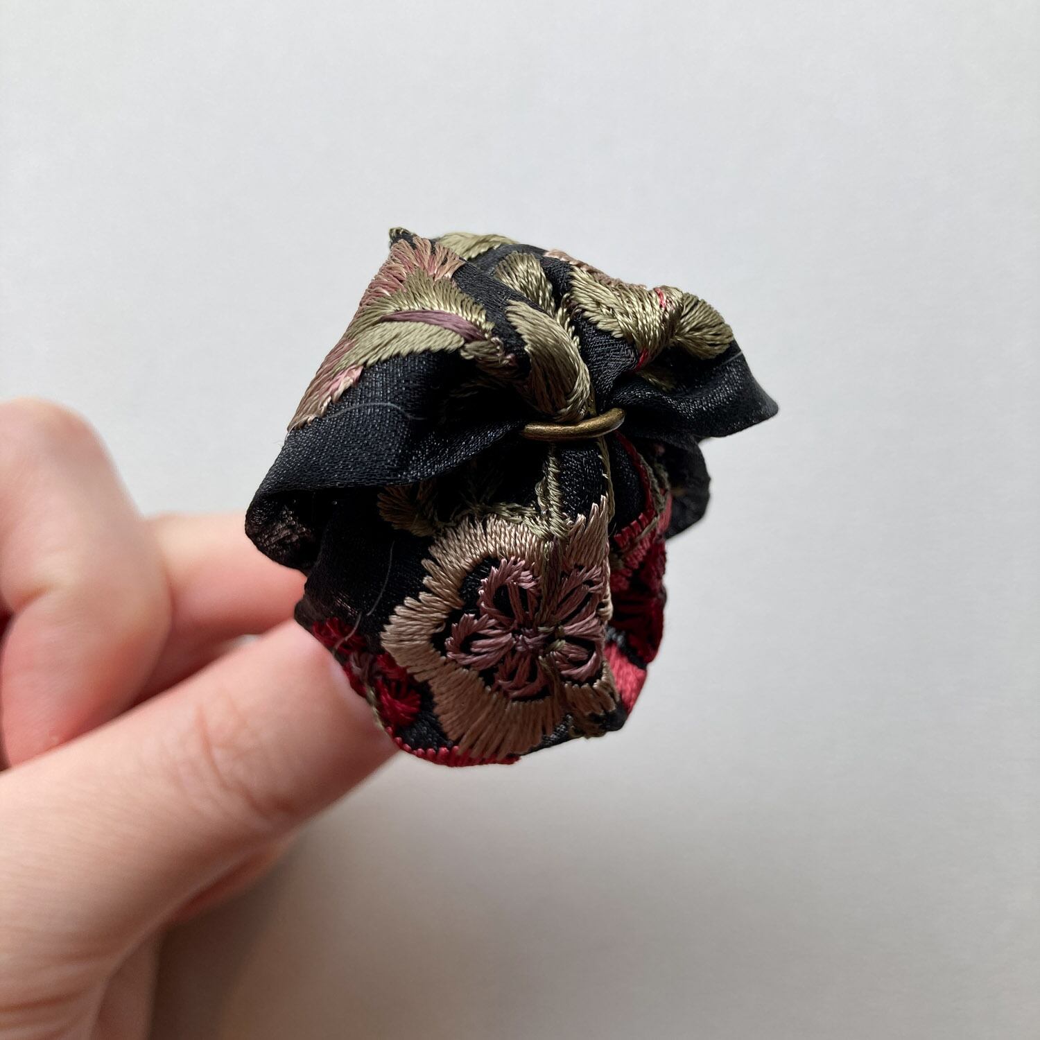 Duaオリジナル ぷっくりお花刺繍リボンタッセル（シック） | Dua