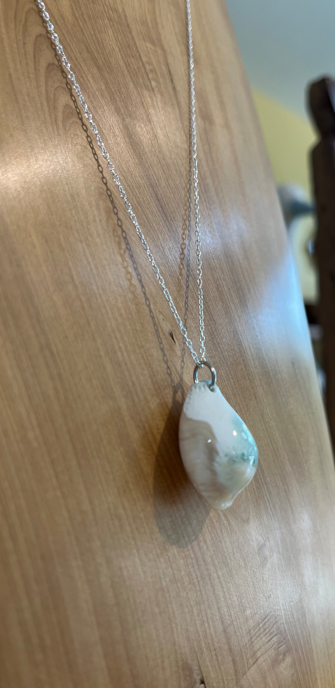 夜光貝のタカラガイペンダント