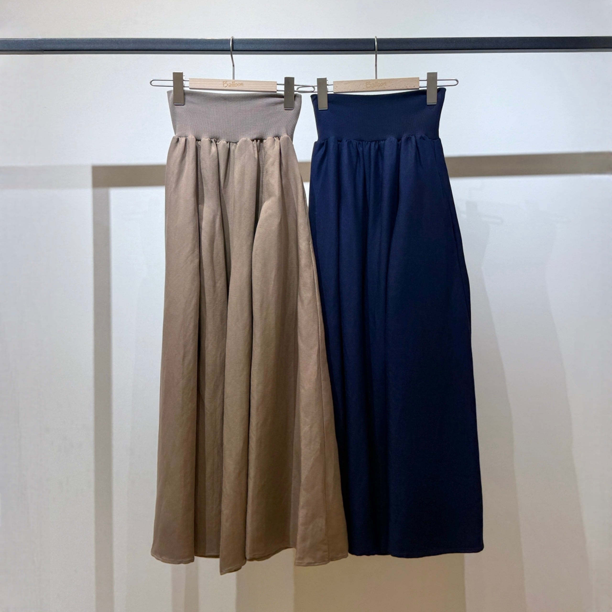 【オンライン限定】麻レーヨンタックフレアーパンツ