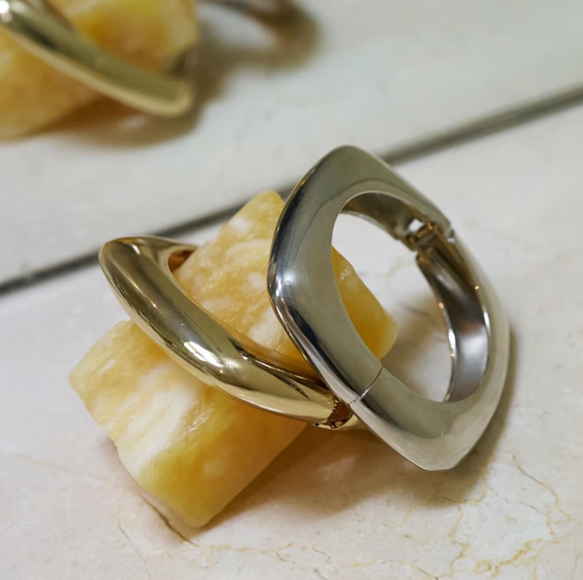 【 CHIGNON 】スクエアプランプバングル