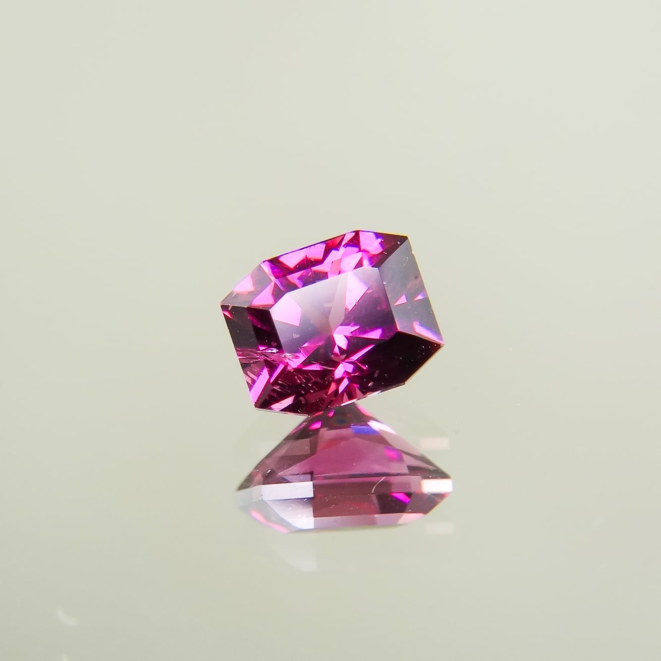 真のまま様天然ロードライトガーネット プラチナ ペアシェイプ ダイヤ