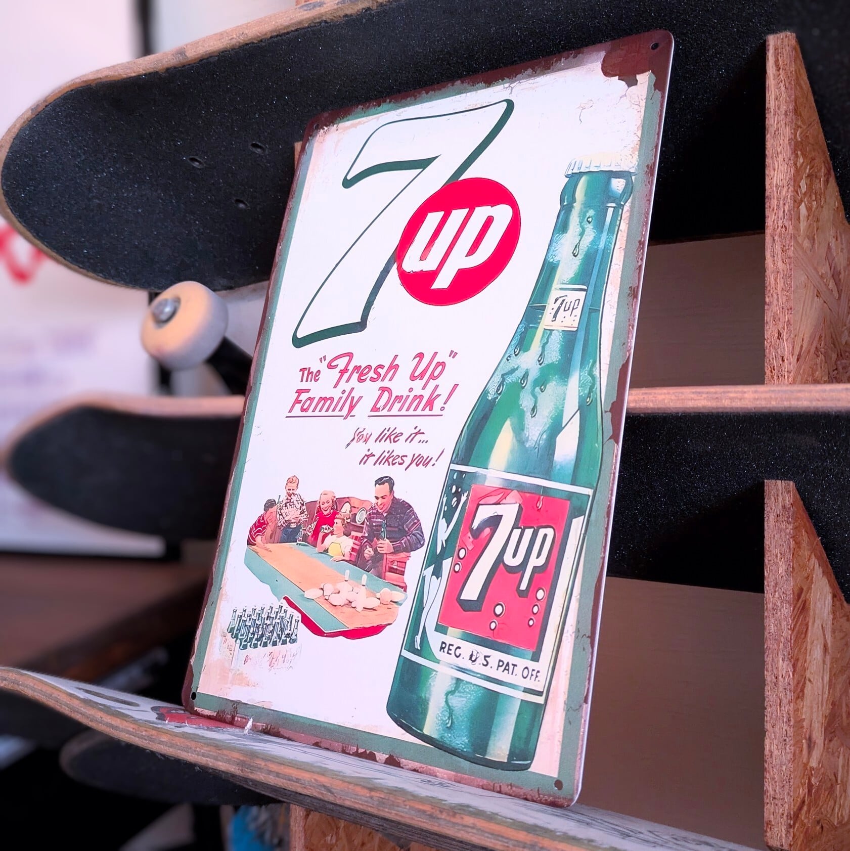 送料無料！ちょうどいいブリキ看板 【 7UP ( セブンアップ ) 】 METAL SIGN / メタルサイン / ブリキ看板 / サインボード / ビンテージ加工〚アメリカン雑貨 アメトイ〛