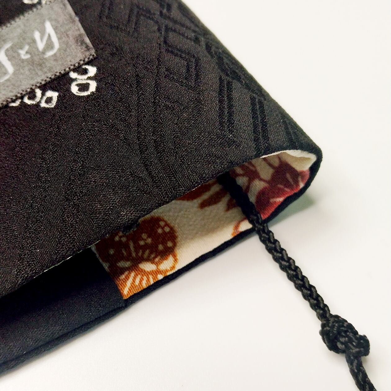 着物で作ったブックカバー【文庫本用】（黒しぼり） | 布布Studio SとY