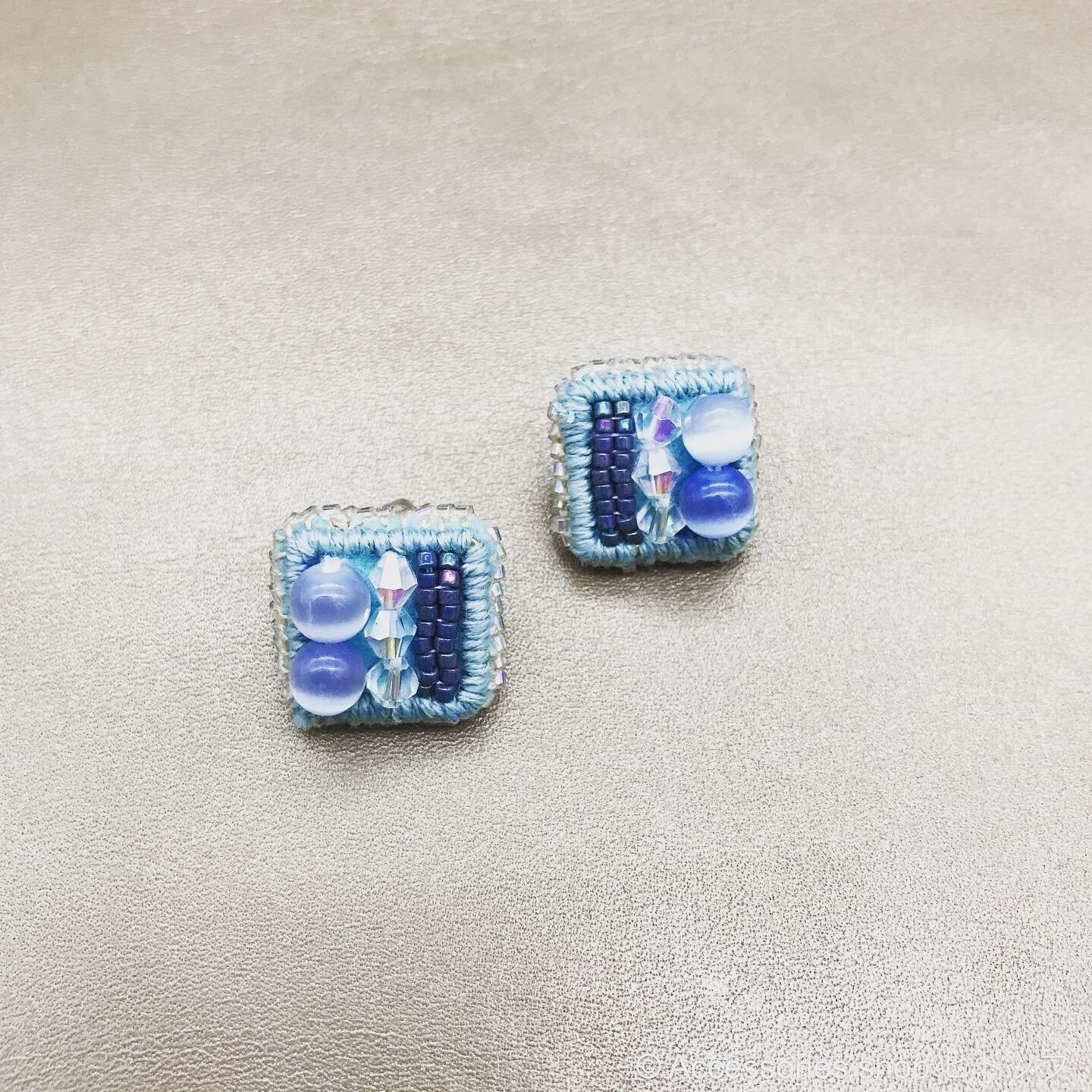 0188：blue×square ビーズ刺繍のスタッドピアス 