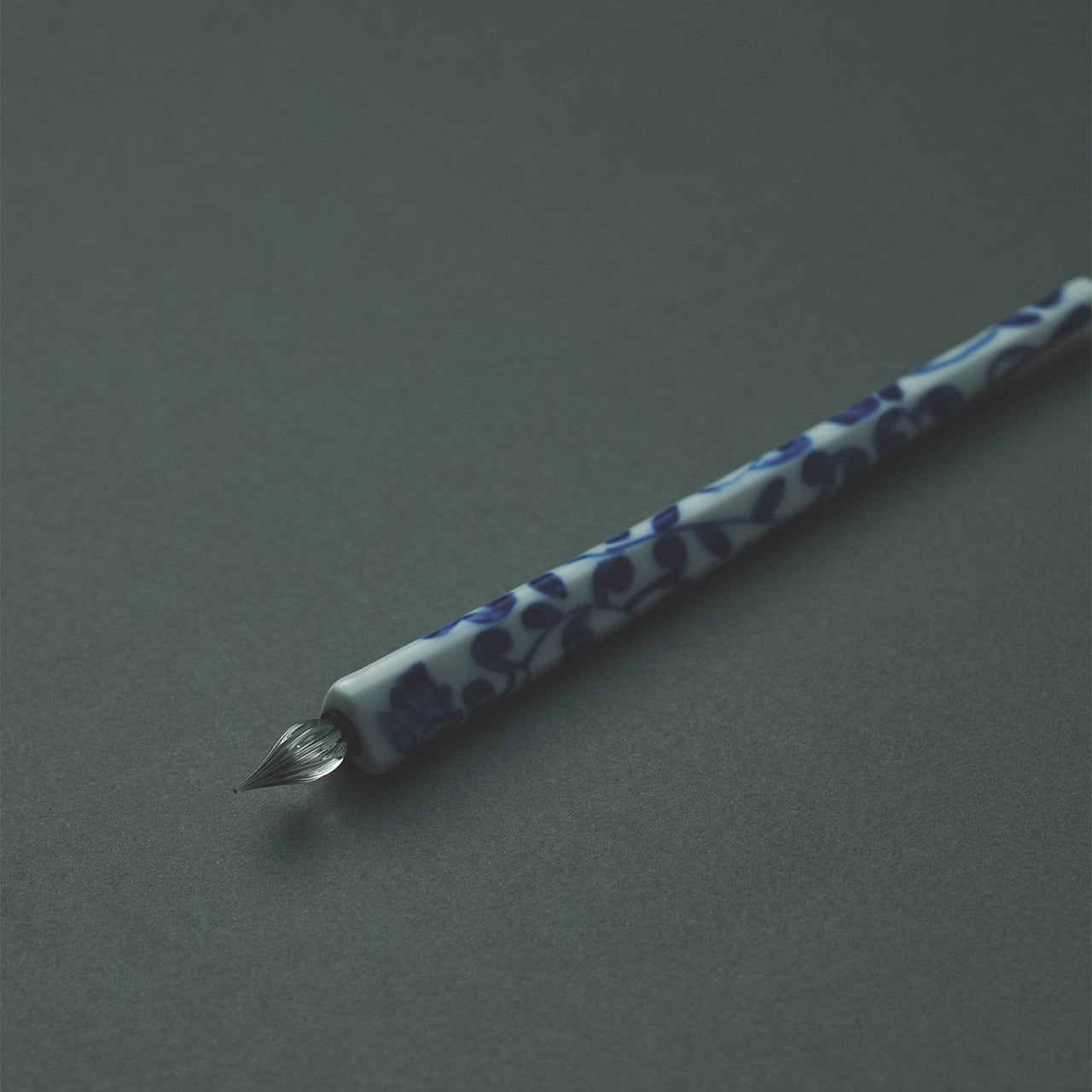 染付花唐草紋 三角ガラスペン｜有田焼 | HIZEN5