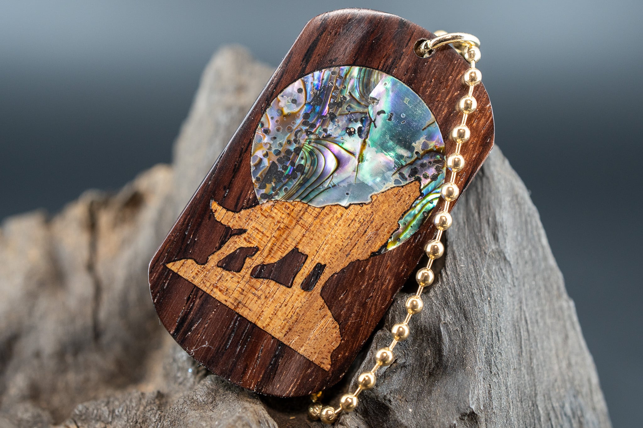 【唐木三大銘木】 紫檀 (ソノケリン) ドッグタグ 象嵌 月と狼