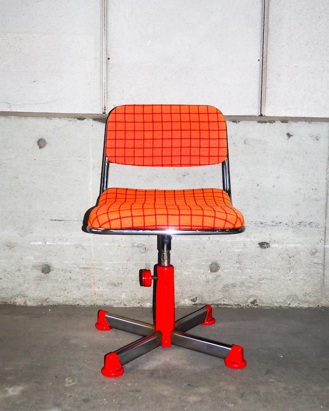 Height-adjustable check chair