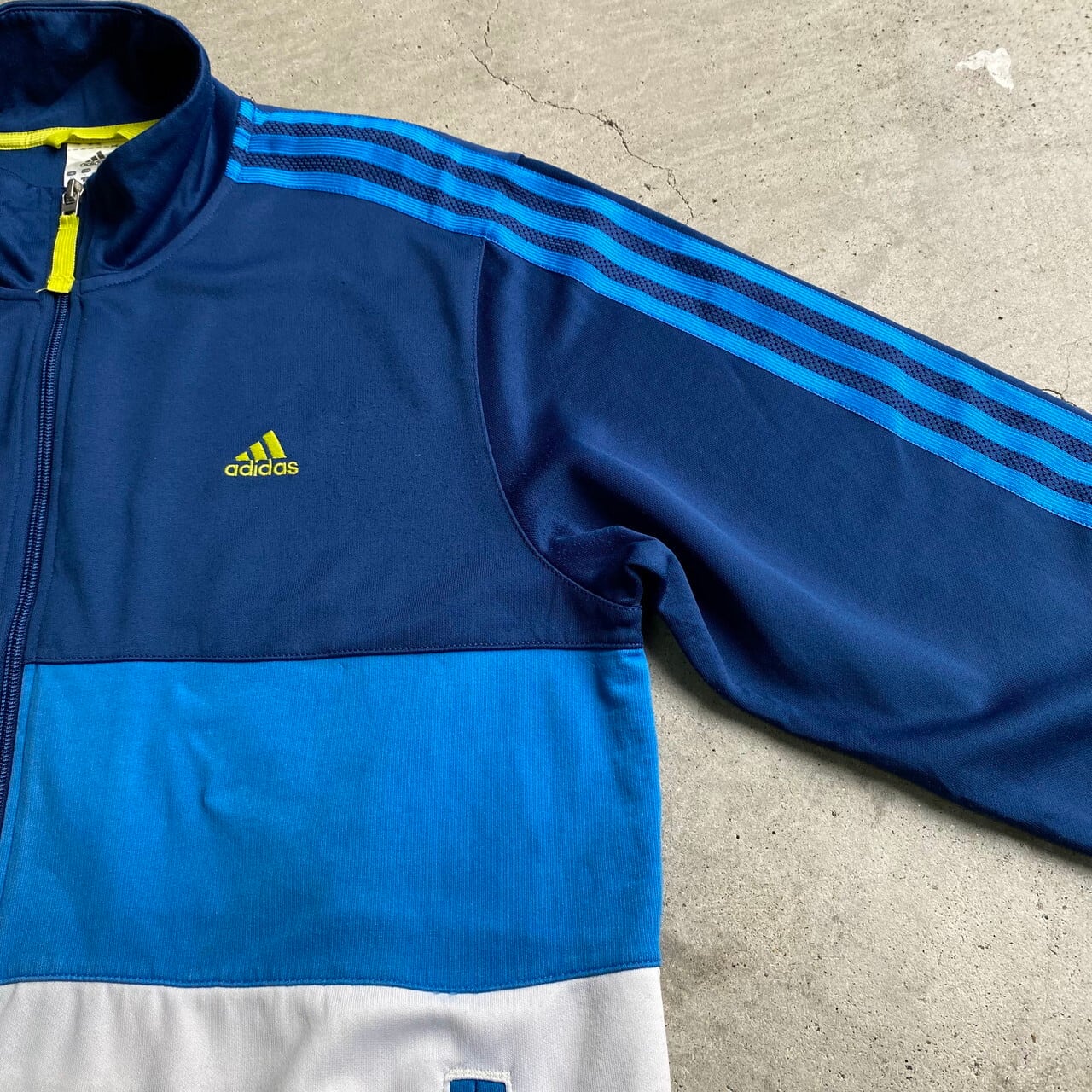 adidas アディダス ワンポイントロゴ刺繍 マルチカラー サイド