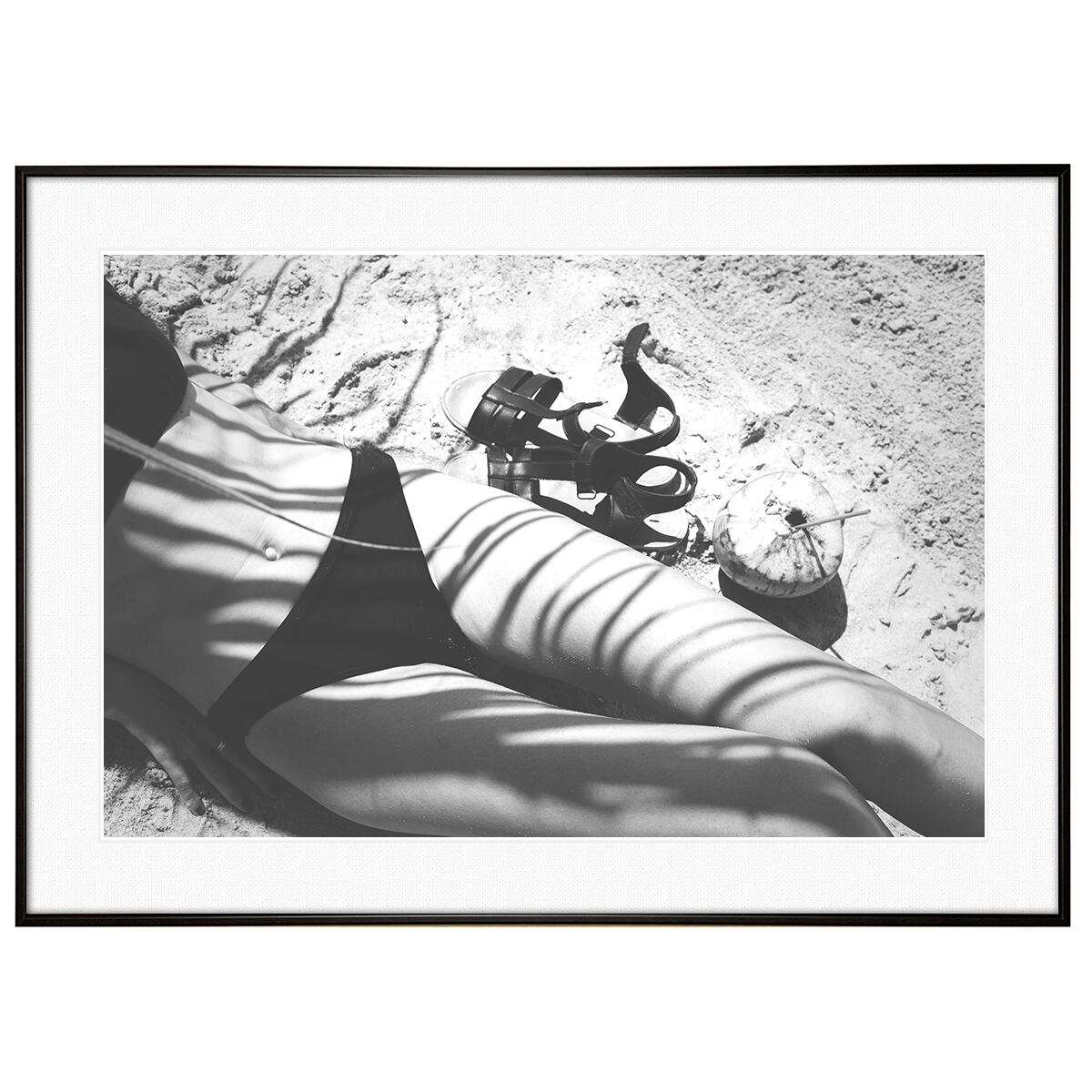 人物写真 砂浜で横になる水着の女性 インテリア モノクロアートポスター額装 AS3505