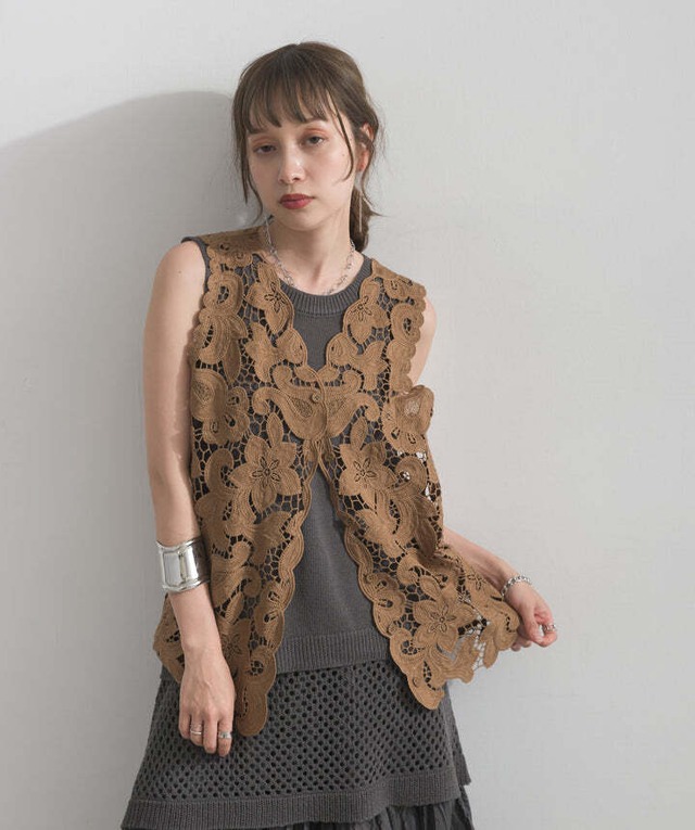 2603035 フラワーレースVネックノースリーブトップス  brown