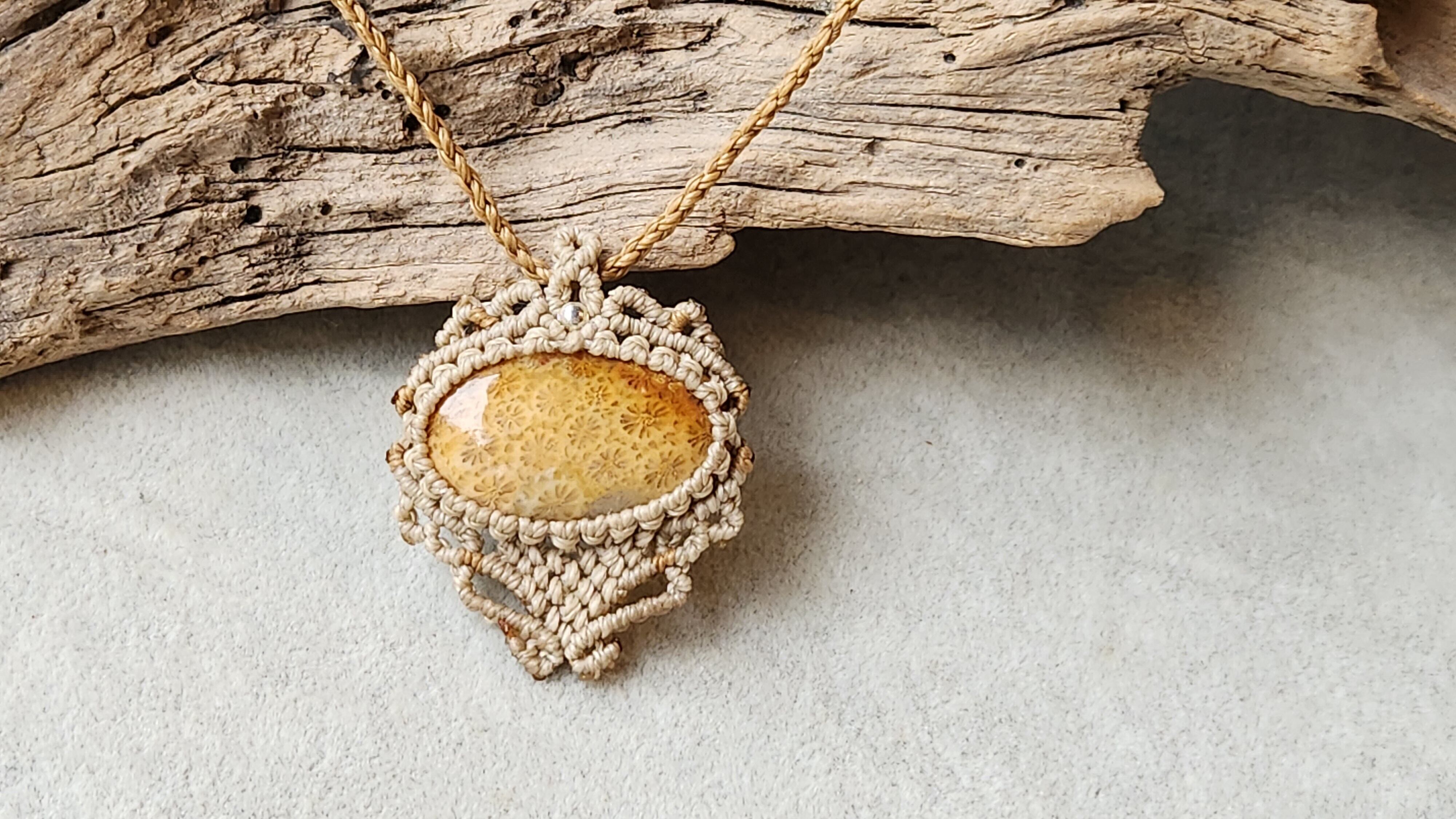 【Daisy】明るい未来へ導く フォシルコーラルマクラメネックレス