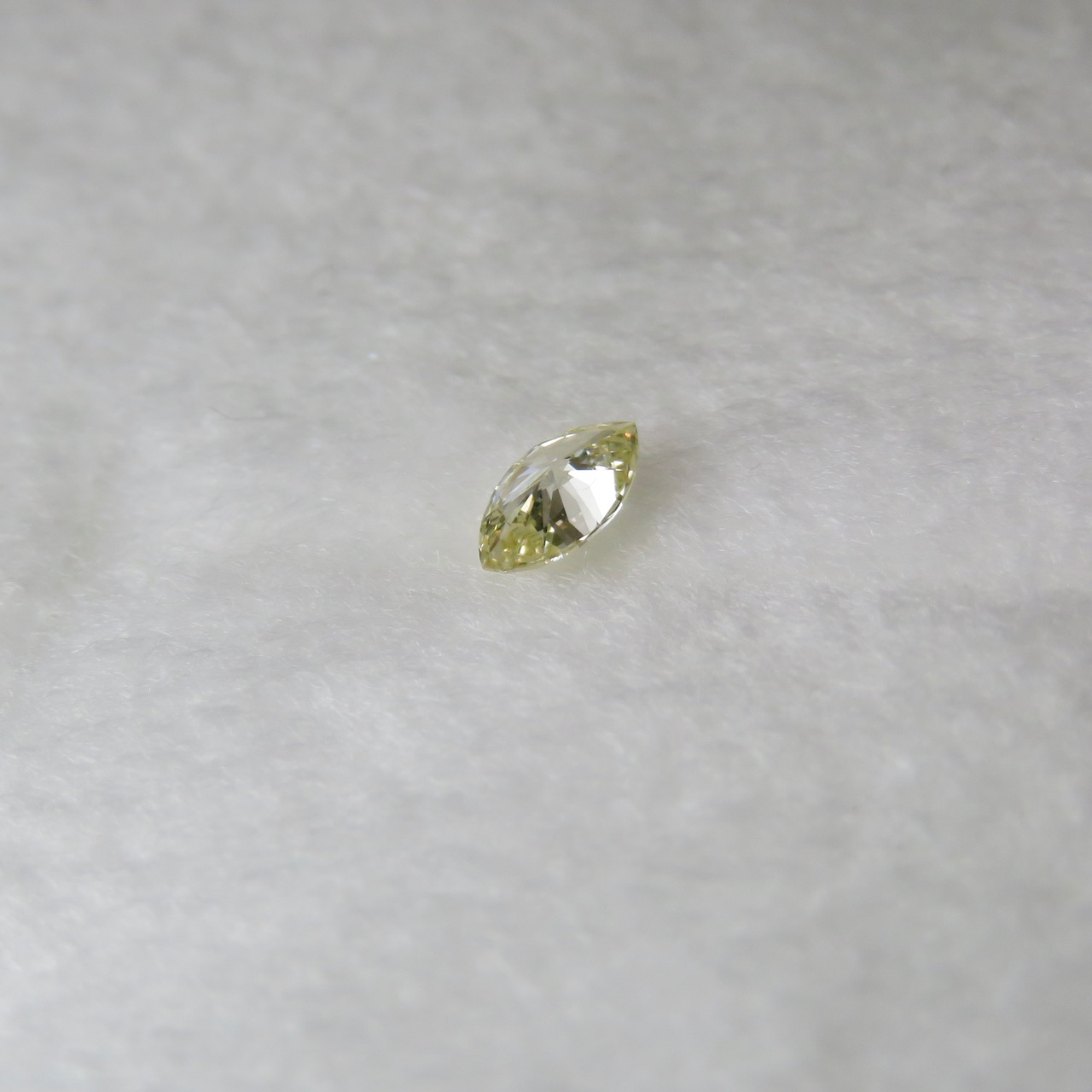 イエローダイヤモンド 0.138ct VVS-2 簡易ソーティング付き