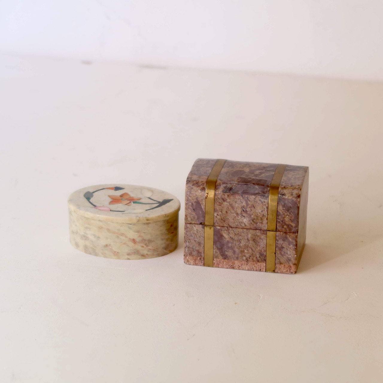 旅行バッグのような石のケース