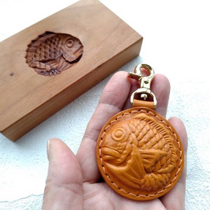 丸鯛くんのキーホルダー（栃木レザー ヴォーノアニリン×茶色ステッチ）