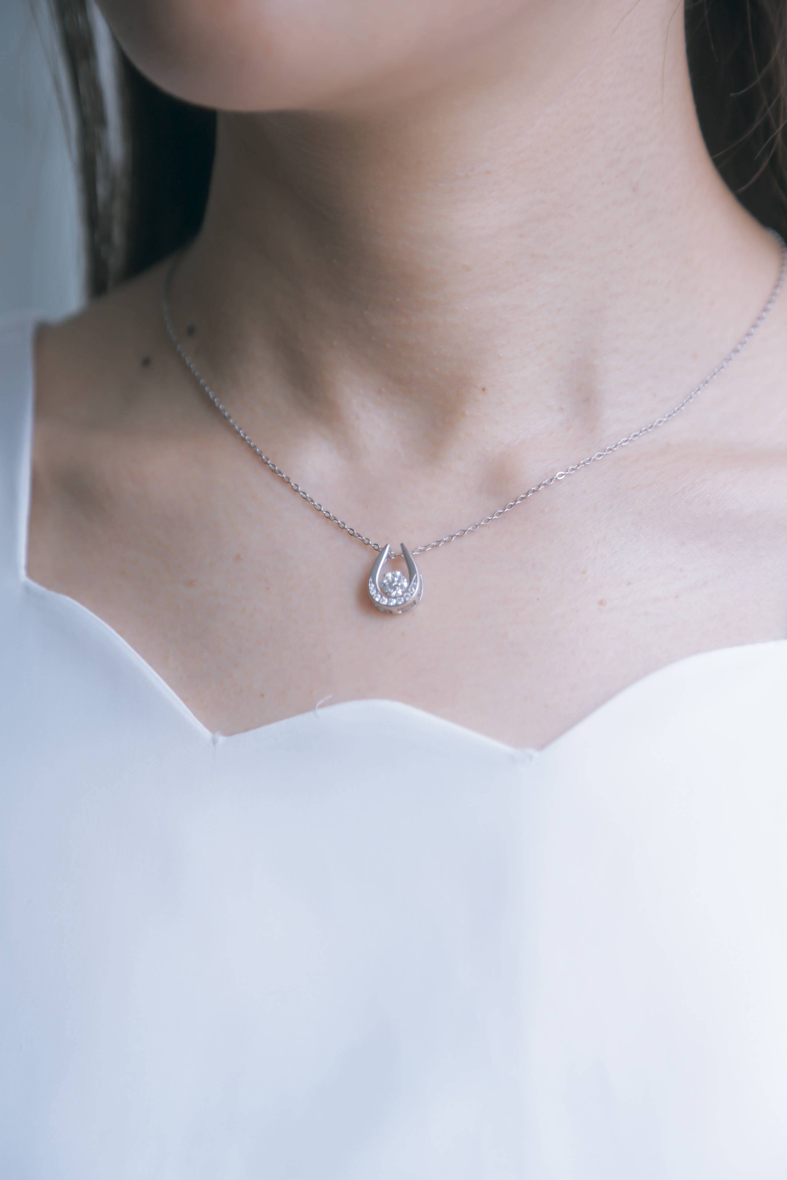 ホースシューネックレス