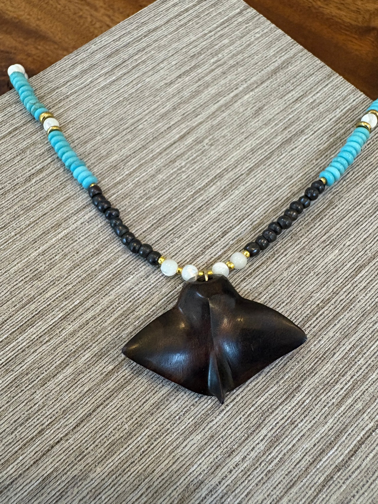 黒檀マンタ　ビーズネックレス