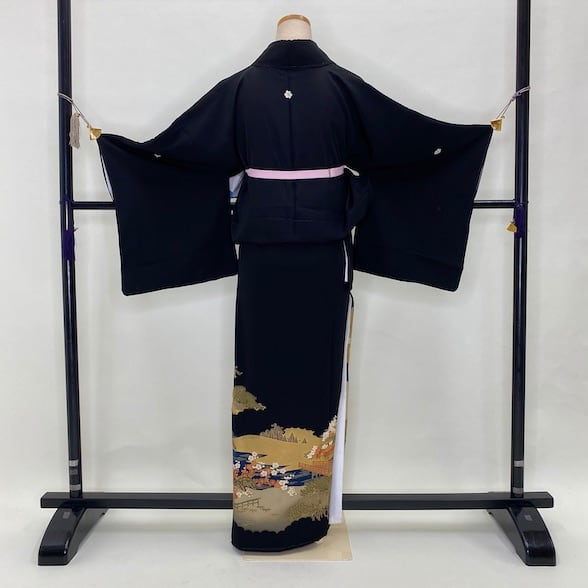 ［7099］黒留袖 松竹梅流水 作家物 比翼付 五つ紋 剣片喰 正絹 着物 袷 6490］黒留袖 駒刺繍 五つ紋 右三階松 比翼付 金彩 正絹 着物 袷