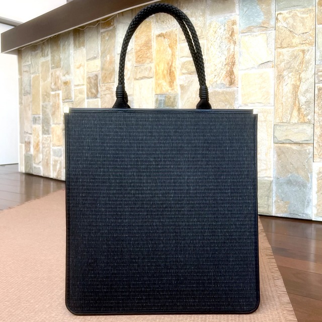 nternational Japan Fashion Gala 2026 Exclusive | Hokusai “The Great Wave” – Walnut × Nishijin Textile × Washi Tatami Bag