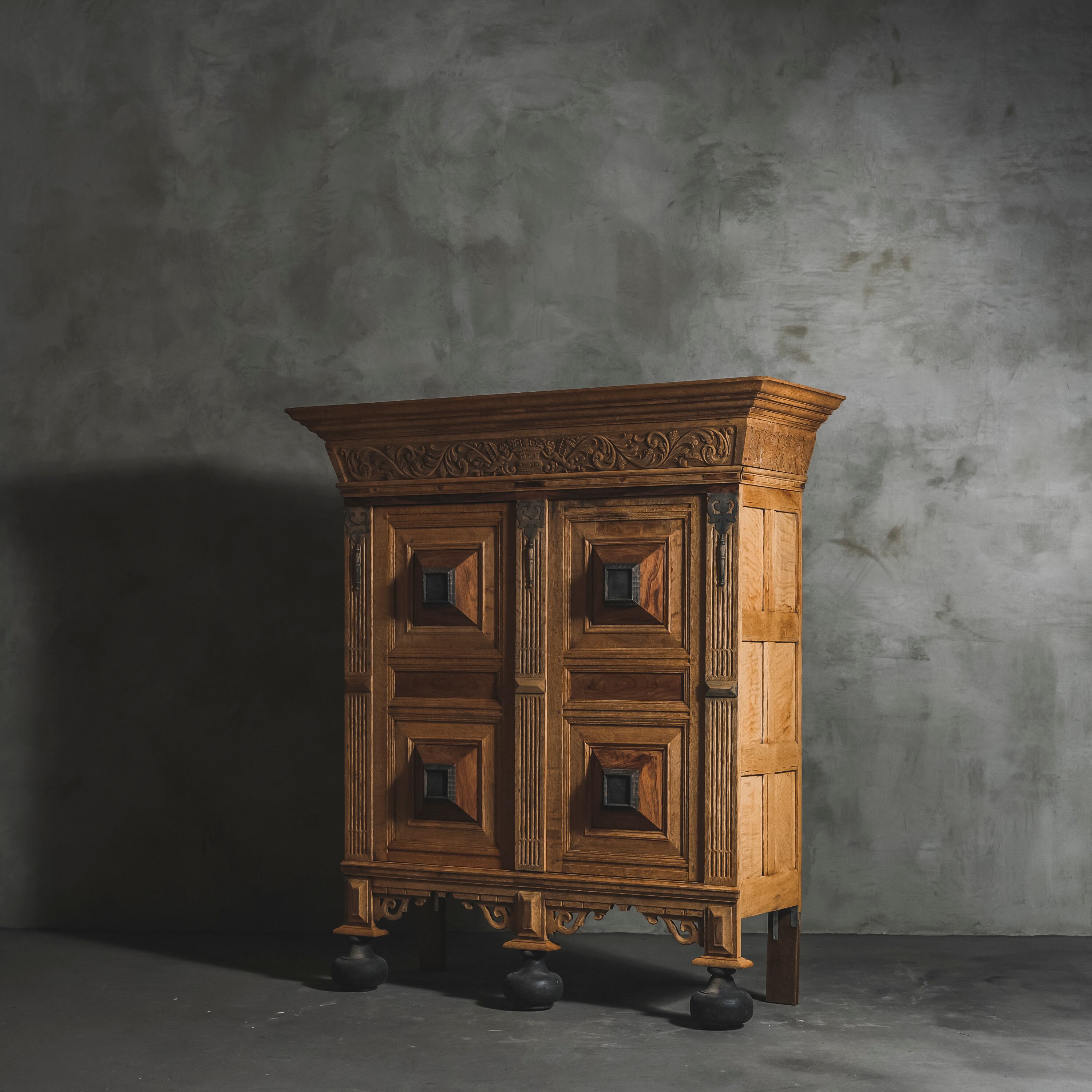 キャビネット/アンティークキャビネット/ダッチスタイル/収納/空間装飾/シック/ディスプレイ/店舗什器/撮影アイテム