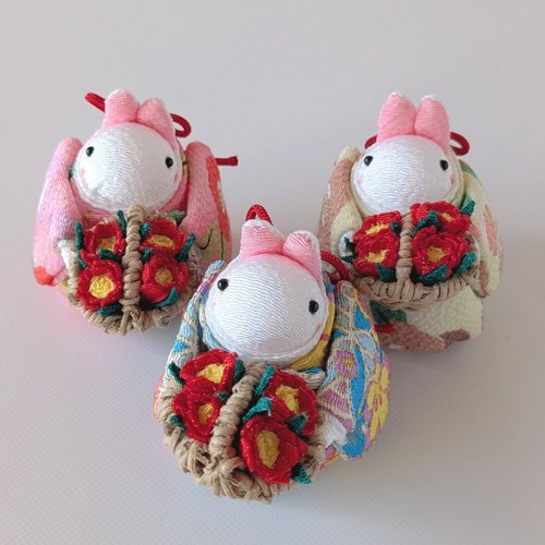 椿うさちゃん　赤色椿かご　ちりめん生地