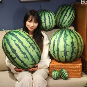 大サイズ スイカ ぬいぐるみ かわいい フルーツクッション 抱き枕 癒しグッズ インテリア リアル 果物デザイン 柔らかい 子供部屋 リビング 寝室 プレゼント