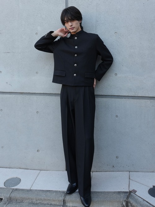 【ALUDE】Elegant yet edgy bottan design set up