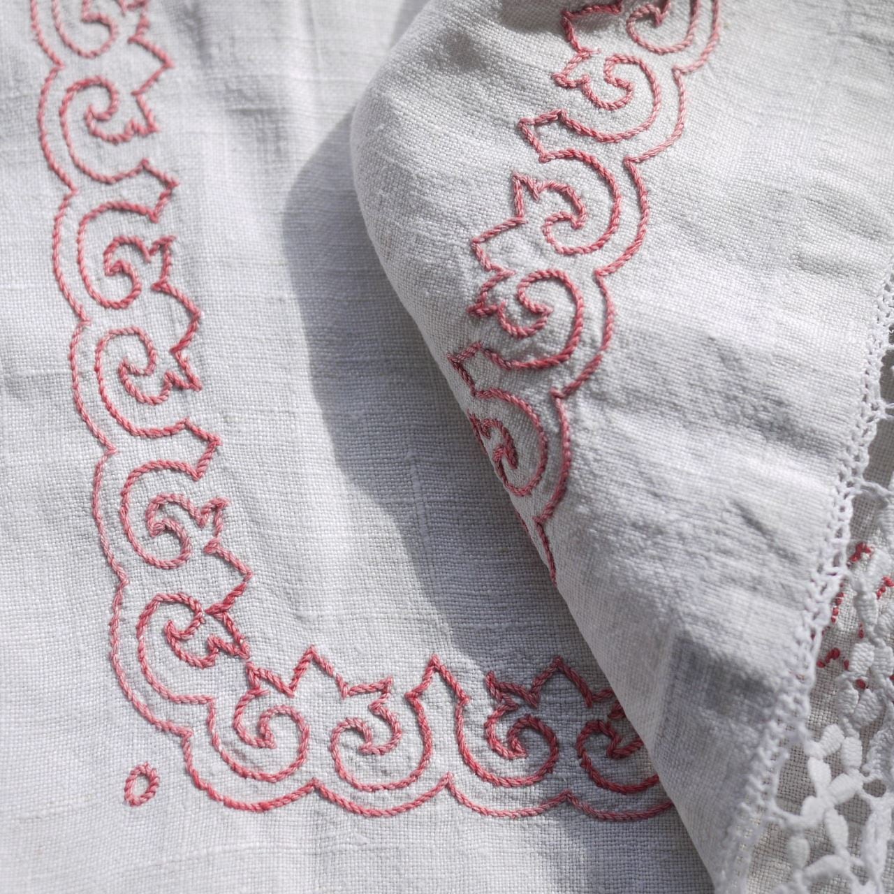 教会堂の掛布 フルール・ド・リス レッドワークの百合 ドイツ