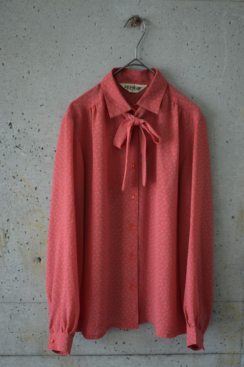 Blouse with a twin-leaf pattern