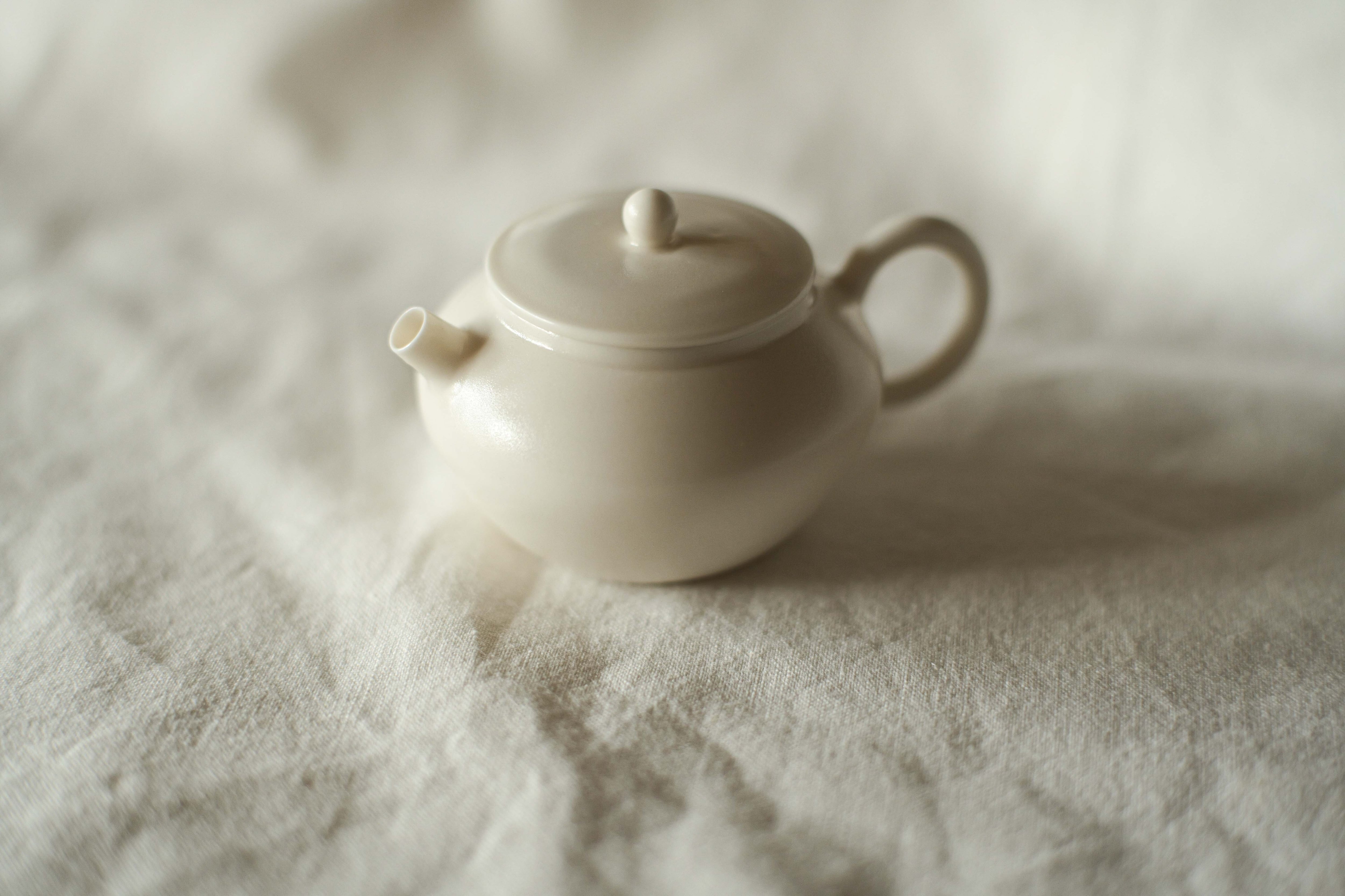 徳化薄胎薪窯白磁茶壺 長月玄（ろくろ引き/満水容量85cc） | 北白川糕糰店