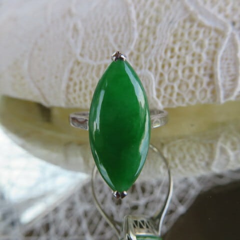 ヴィンテージ プラチナ台に天然翡翠のリング