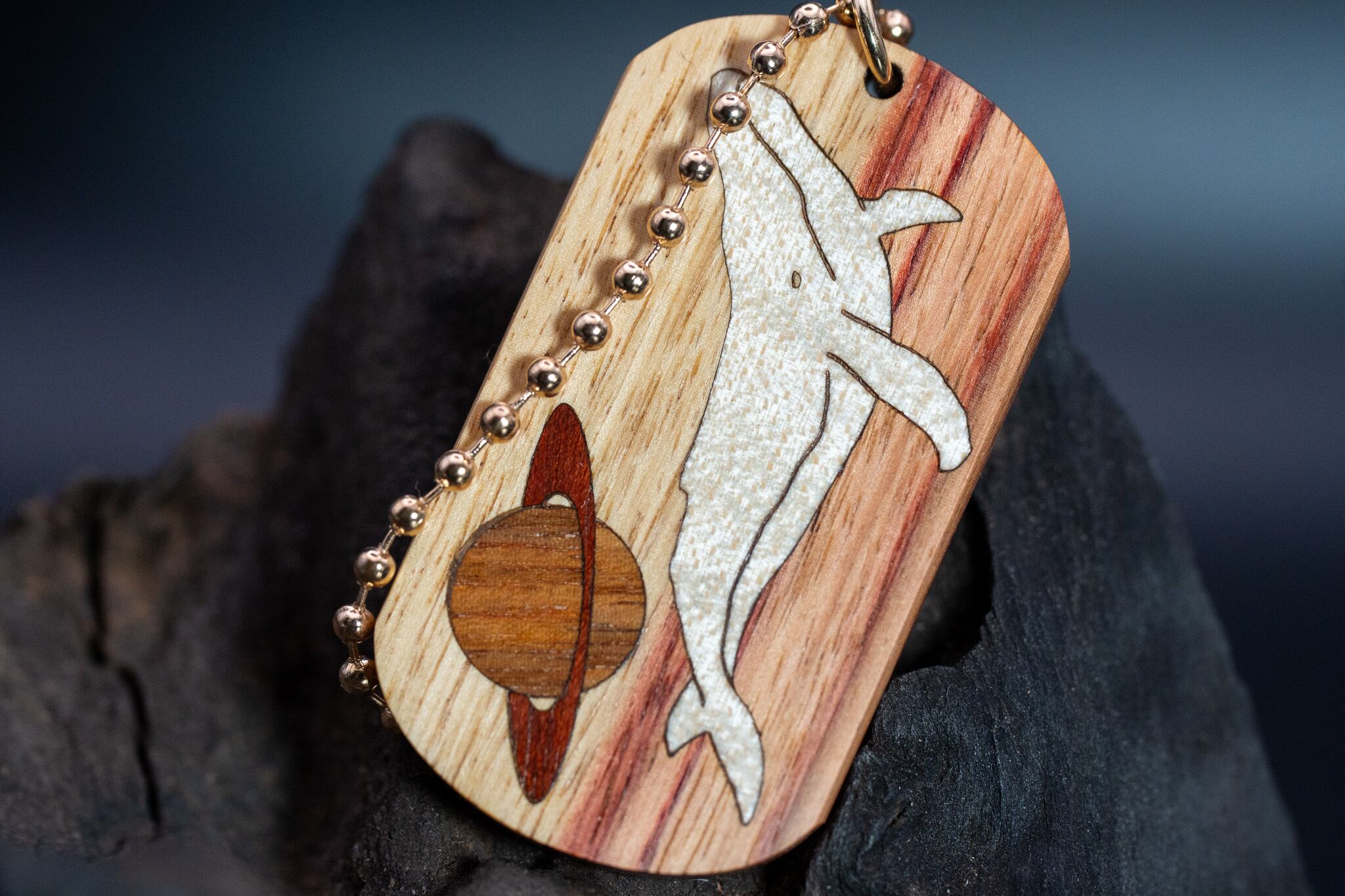 【 木材の女王】チューリップウッド ドッグタグ 象嵌 勇魚と惑星