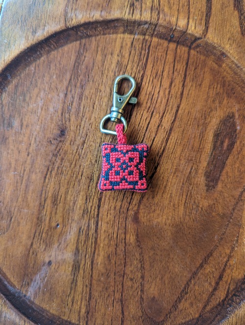 手刺繍existence マースお守り