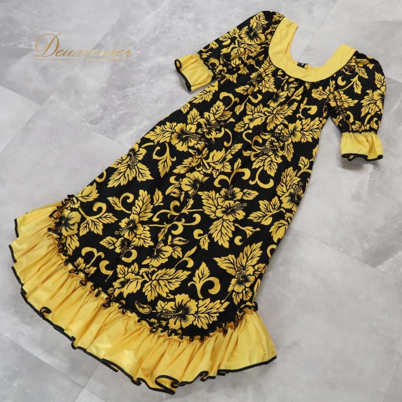 フラダンス 衣装 ワンピース ドレス ブラック系 Number One Fashion ハワイ製 イエロー系 黒 黄 ハイビスカス柄 モンステラ柄 ハワイアンプリント フリル 花柄 植物柄 アロハ フラ ダンス レッスン 練習 華やか 鮮やか おしゃれ かわいい
