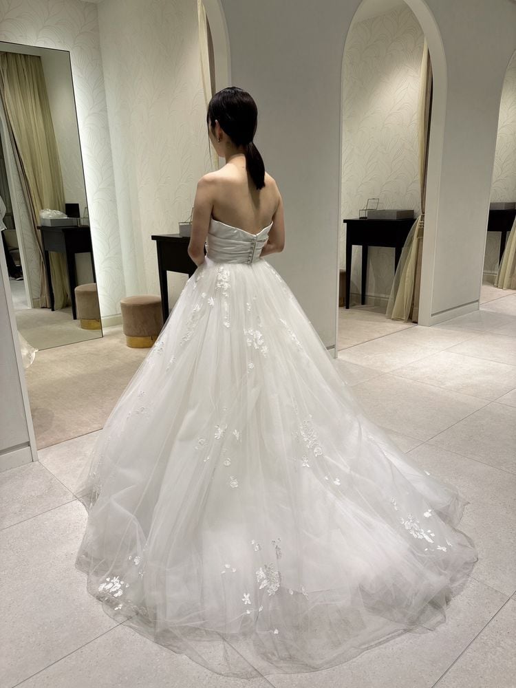 ウェディングドレス ベアトップ 花柄のモチーフ刺繍が美しく ふわふわ  