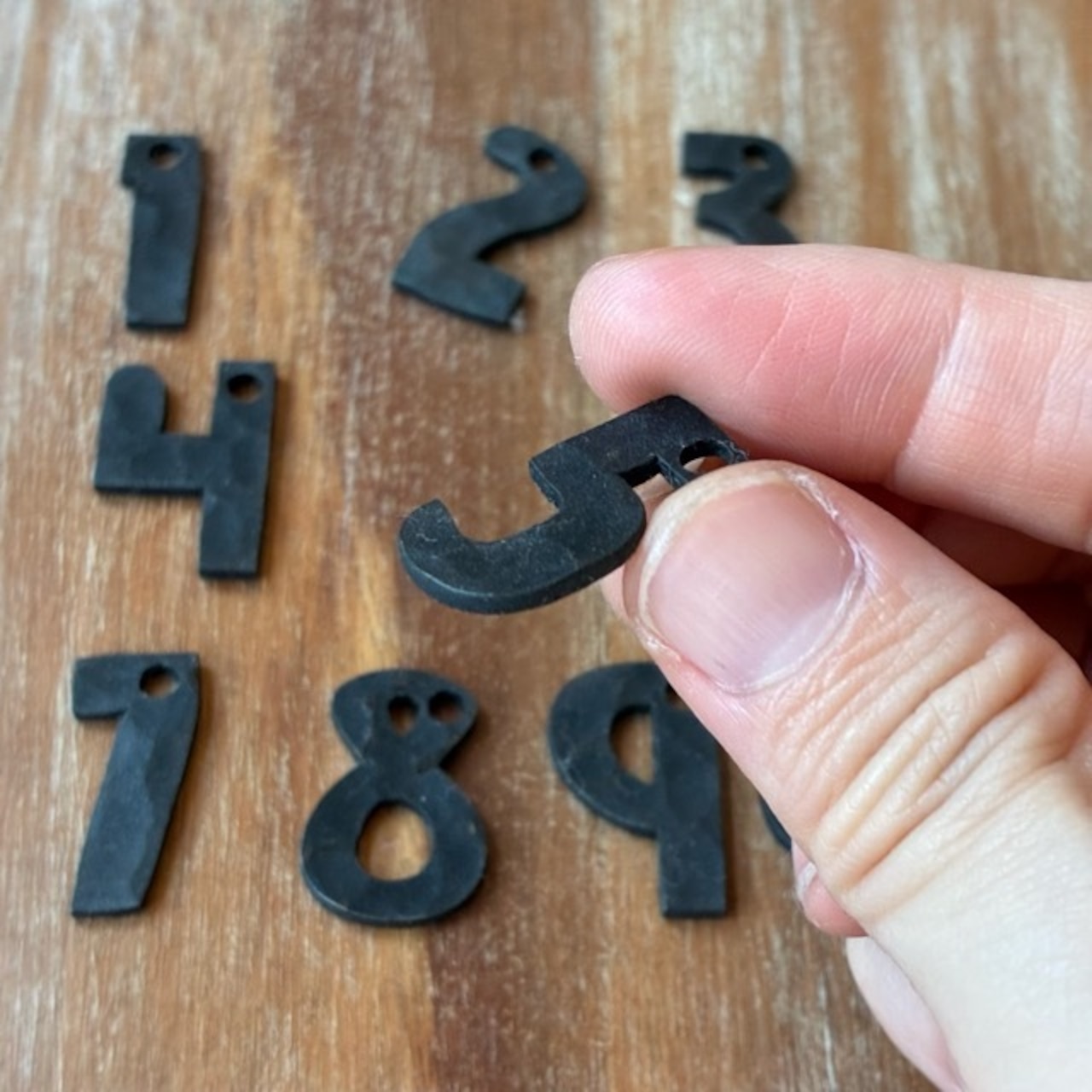 TOPANGA Zakka India Hammered Iron Number Plate SS 2cm Black 　インド　ハンマーアイアンナンバープレート　極小　ブラック　看板　サインプレート　鉄　住所　店舗　槌目
